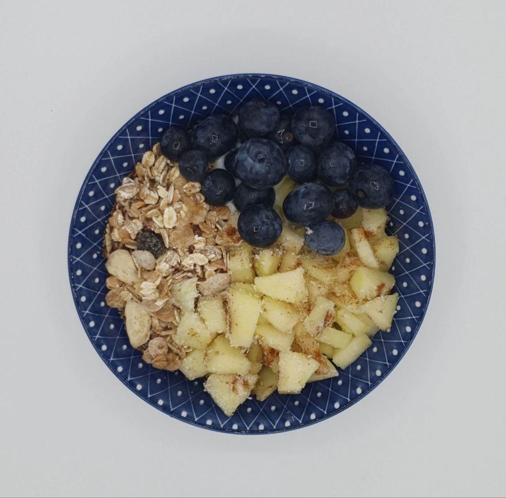 Yoghurt met muesli en fruit recept