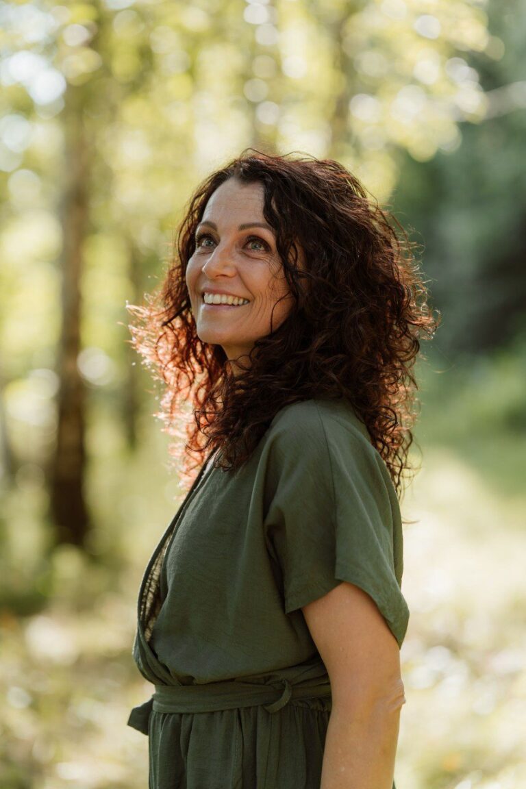 Samenta Scheepens, oprichter van Djoy, lachend in het bos